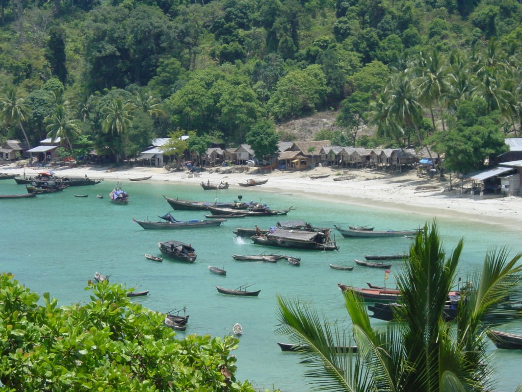 The unspoiled islands of the Mergui Archipelago.JPG © Paul Johnson http://www.boat-yacht-charters.com